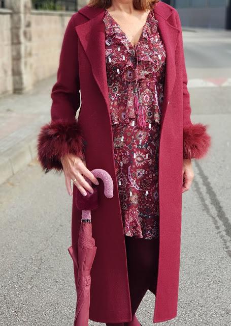 MIS LOOKS- VESTIDO DE FLORES Y ABRIGO EN GRANATE MIS LOOKS- VESTIDO DE FLORES Y ABRIGO EN GRANATE
