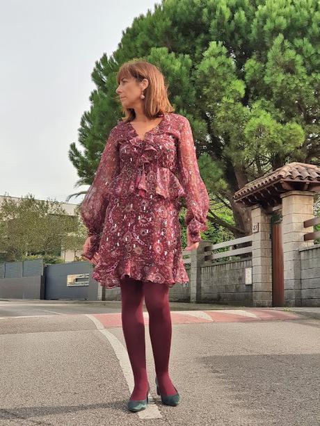 MIS LOOKS- VESTIDO DE FLORES Y ABRIGO EN GRANATE