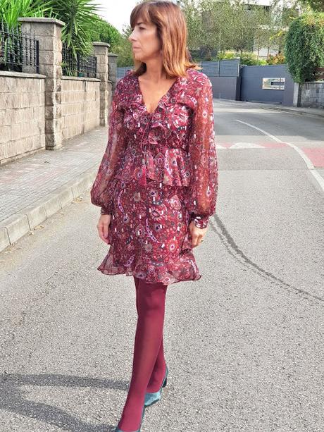 MIS LOOKS- VESTIDO DE FLORES Y ABRIGO EN GRANATE MIS LOOKS- VESTIDO DE FLORES Y ABRIGO EN GRANATE
