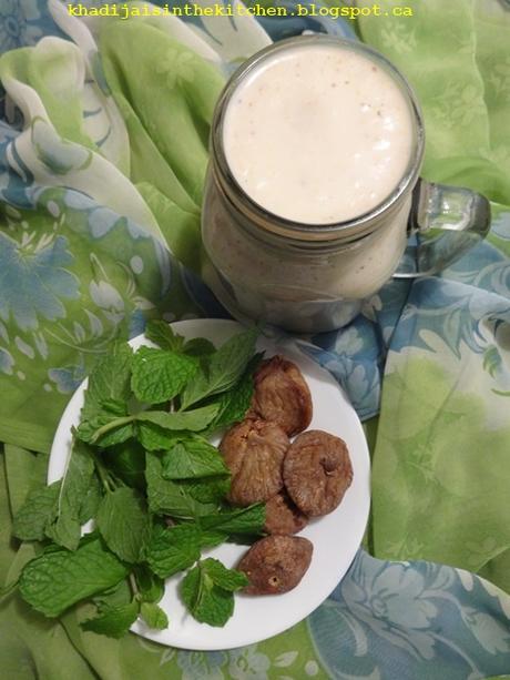 SMOOTHIE AUX FIGUES SÈCHES ET À LA MENTHE / DRIED FIGS AND MINT SMOOTHIE / BATIDO DE HIGOS SECOS Y MENTA / عصير التين المجفف و النعناع