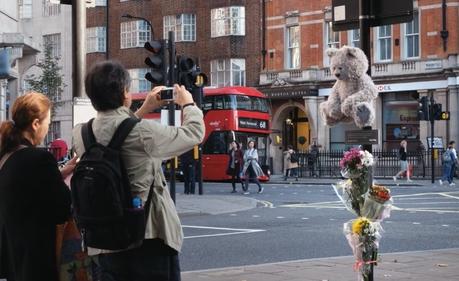 Este oso de peluche tose cada vez que aumenta la contaminación en las calles de Londres