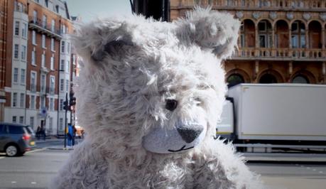 Este oso de peluche tose cada vez que aumenta la contaminación en las calles de Londres