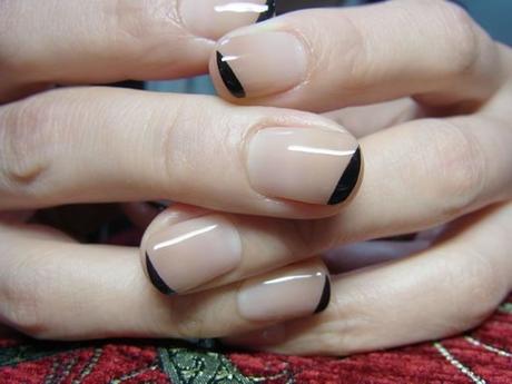 diseño de uñas naturales nude con negro