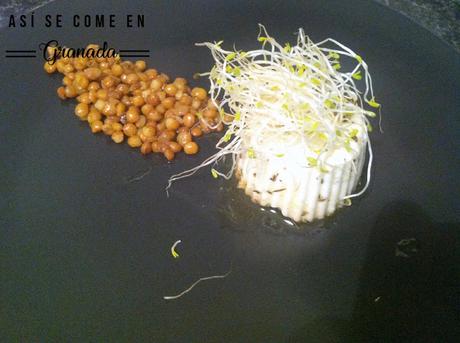 Ensalada de germinados y queso fresco Ensalada de germinados y queso fresco