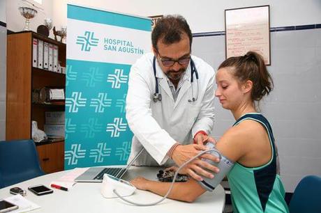 Los jugadores del Club Baloncesto Ciudad de Dos Hermanas pasan su reconocimiento médico en HSA