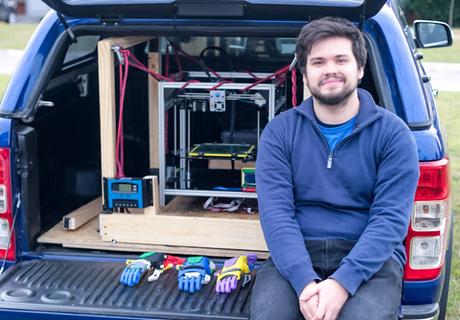 La historia de Gino Tubaro, que recorre el pais entregando protesis  3D