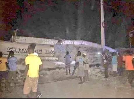 Once fallecidos en Haití por terremoto; gobierno teme aumente número de victimas.