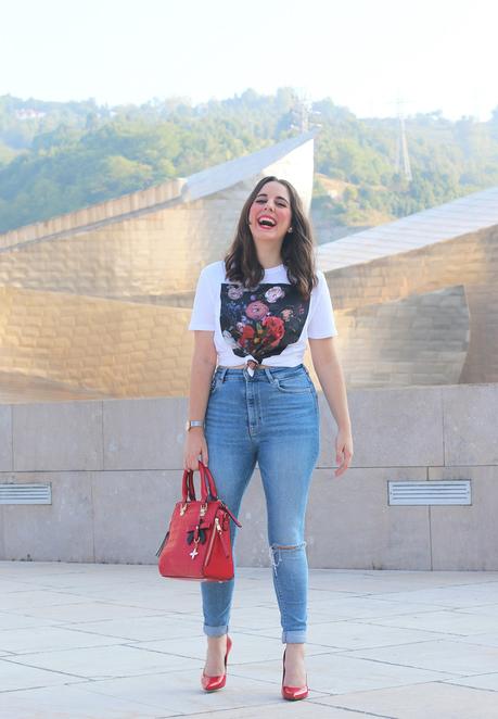 Outfit con camiseta estampada y jeans rotos