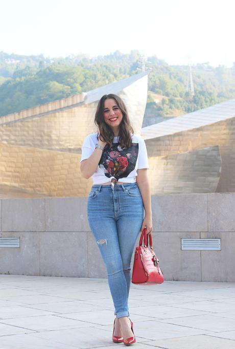 Outfit con camiseta estampada y jeans rotos