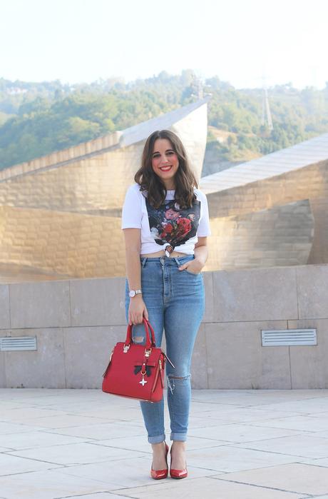 Outfit con camiseta estampada y jeans rotos