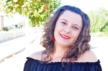 Pantalon raya lateral y perlas