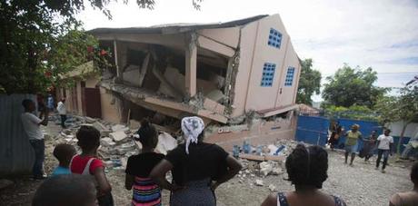 Sube a 15 cantidad de personas muertas por terremoto en Haití.