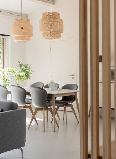 Mamparas de hierro en la entrada mesa de comedor nordica
