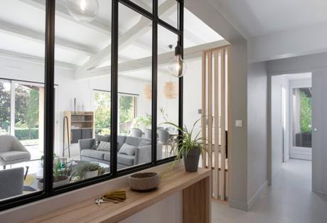 Mampara negra en la entrada