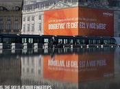 valla publicitaria solo puede leer reflejada agua