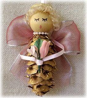 Angelitos para colgar en el árbol de navidad usando piñas de pino