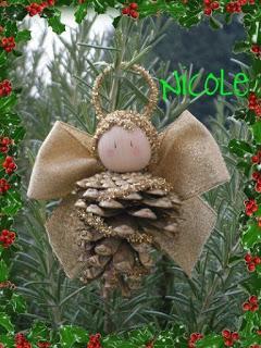 Angelitos para colgar en el árbol de navidad usando piñas de pino