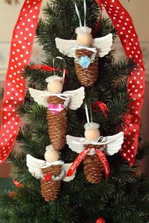 Angelitos para colgar en el árbol de navidad usando piñas de pino