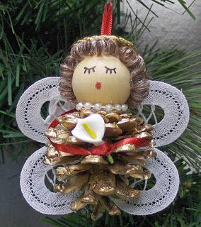 Angelitos para colgar en el árbol de navidad usando piñas de pino