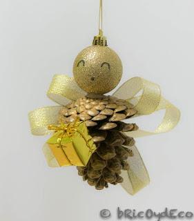 Angelitos para colgar en el árbol de navidad usando piñas de pino