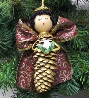 Angelitos para colgar en el árbol de navidad usando piñas de pino