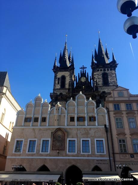 Praga, Cafe Savoy, Brioche, Jamón, Gruyère, Huevo Poché Praga, Cafe Savoy, Brioche, Jamón, Gruyère, Huevo Poché