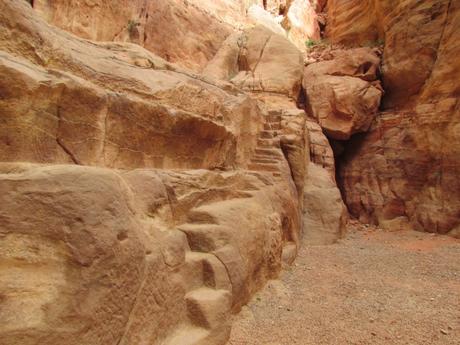 Las escaleras en Petra y Pequeña Petra. Jordania