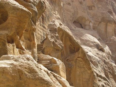 Las escaleras en Petra y Pequeña Petra. Jordania