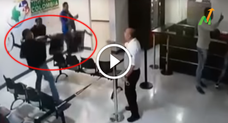 Cubano le lanza sillas a oficiales de migración en Colombia