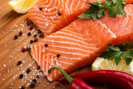 Los pescados grasos, como el salmón, son una excelente fuente de ácidos grasos omega-3