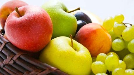 Elegir fruta fresca sobre fruta seca y jugo de fruta puede ayudar a reducir la ingesta total de azúcar