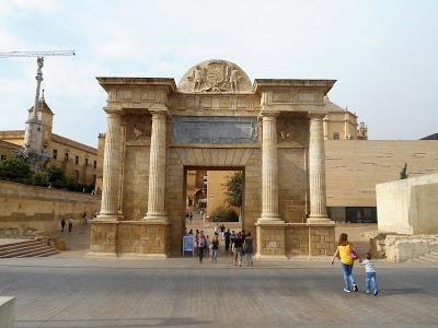 Puerta del Puente Romano de Córdoba Puerta del Puente Romano de Córdoba