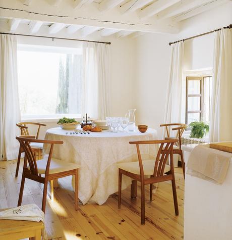 Comedor en blanco y madera