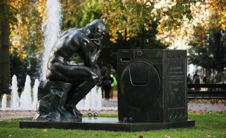 Samsung pone ropa interior al David de Miguel Ángel y al Pensador de Rodin para anunciar sus nuevas lavadoras