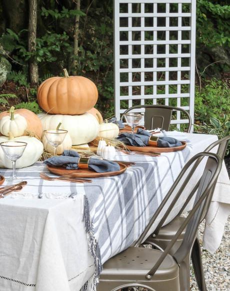 Una mesa de otoño con una decoración perfecta