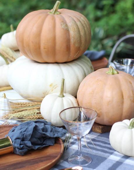 Una mesa de otoño con una decoración perfecta