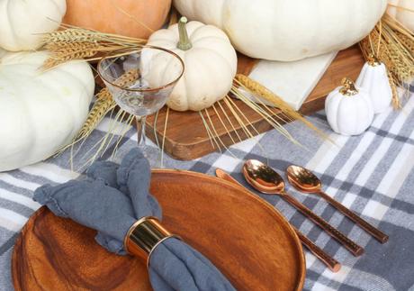 Una mesa de otoño con una decoración perfecta