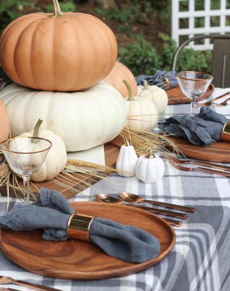 Una mesa de otoño con una decoración perfecta