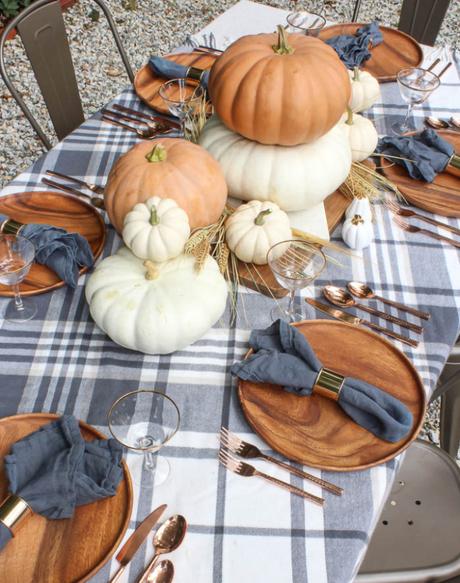Una mesa de otoño con una decoración perfecta