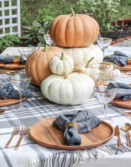 Una mesa de otoño con una decoración perfecta