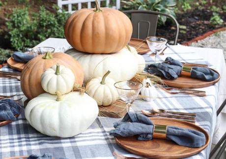 Una mesa de otoño con una decoración perfecta