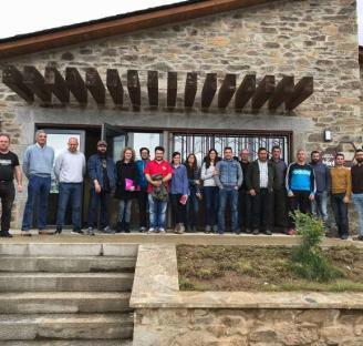 Participantes del curso en el centro de la miel de Sagallos.