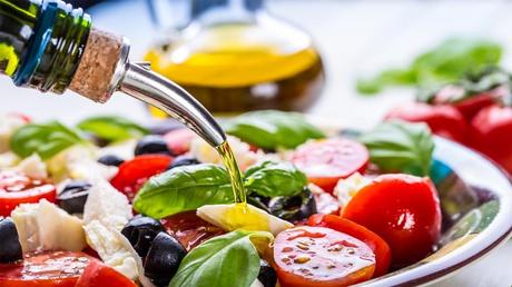 La dieta mediterránea se centra en carnes y pescados magros, verduras frescas y aceite de oliva