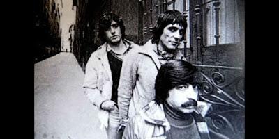 IBA VESTIDA LA AURORA...