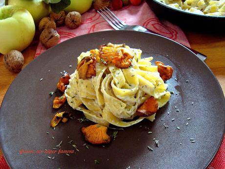 Tagliatelle con setas y salsa de queso gorgonzola
