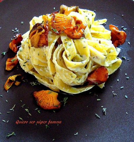 Tagliatelle con setas y salsa de queso gorgonzola