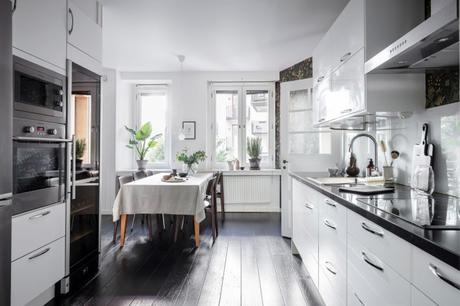 Suelo negro en la cocina