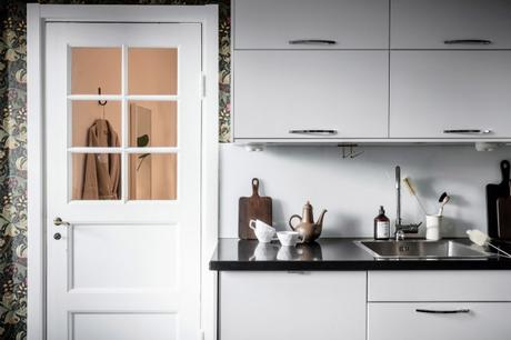 Suelo negro en la cocina