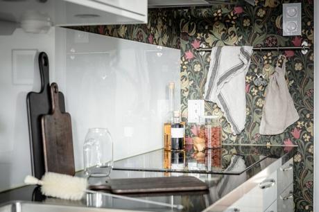 Suelo negro en la cocina