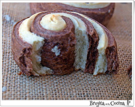 Pan de leche enrollado con chocolate Pan de leche enrollado con chocolate